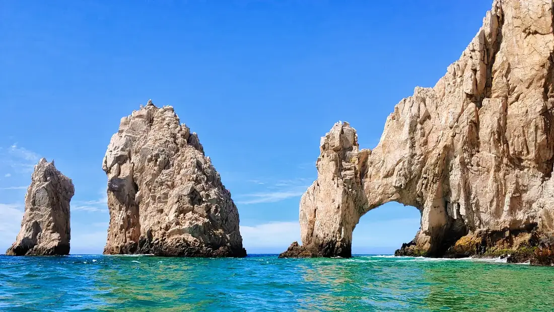 The Arch of Cabo San Lucas on a bright, sunny day.
