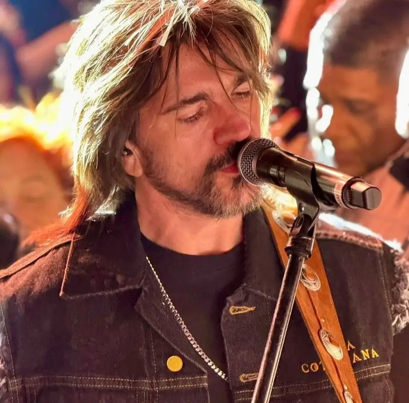 Juan Esteban Aristizábal Vásquez, lead singer of Juanes, singing surrounded by the crowd in Cabo, Mexico. 