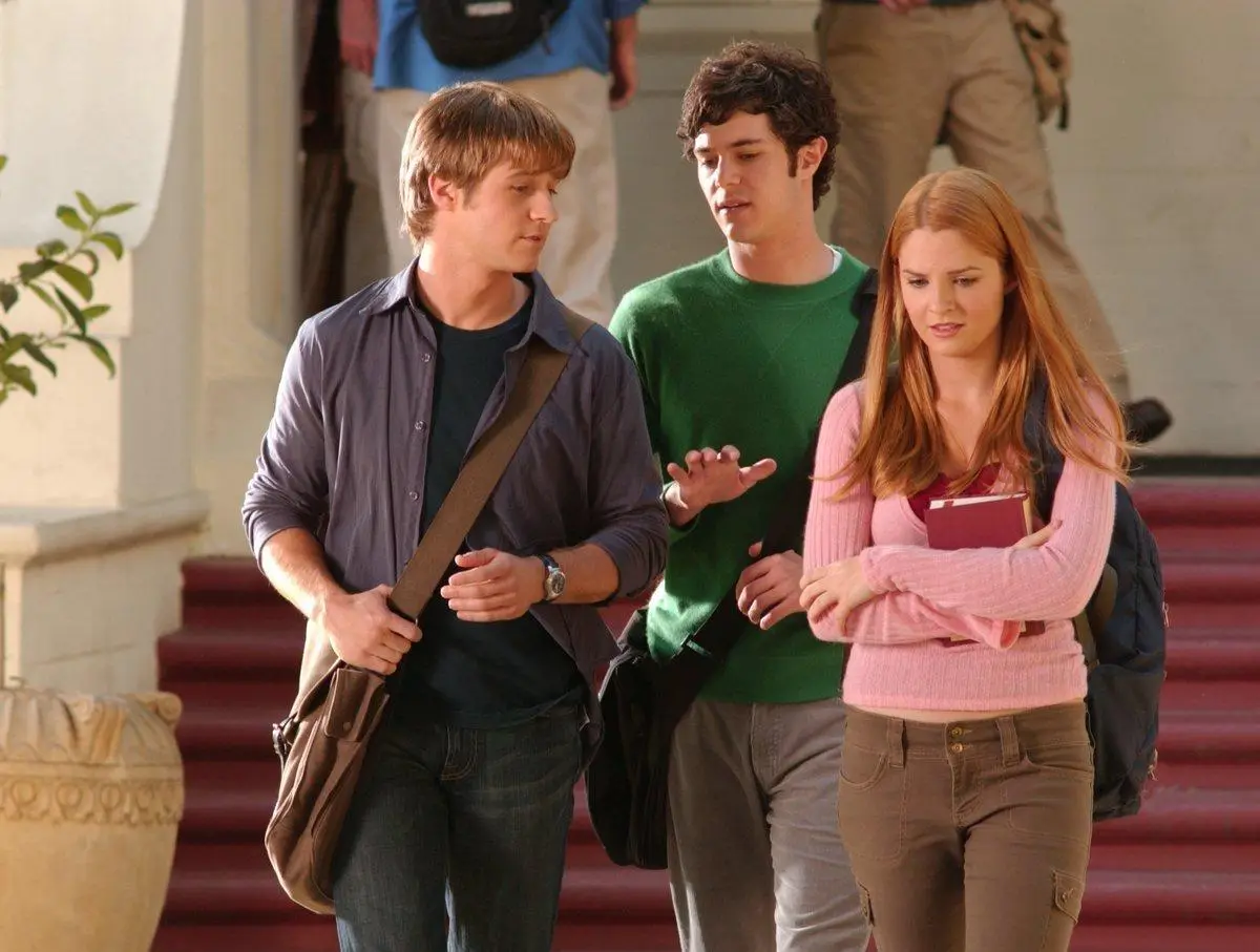 Ryan and Setch walking down the halls of their school in The OC.