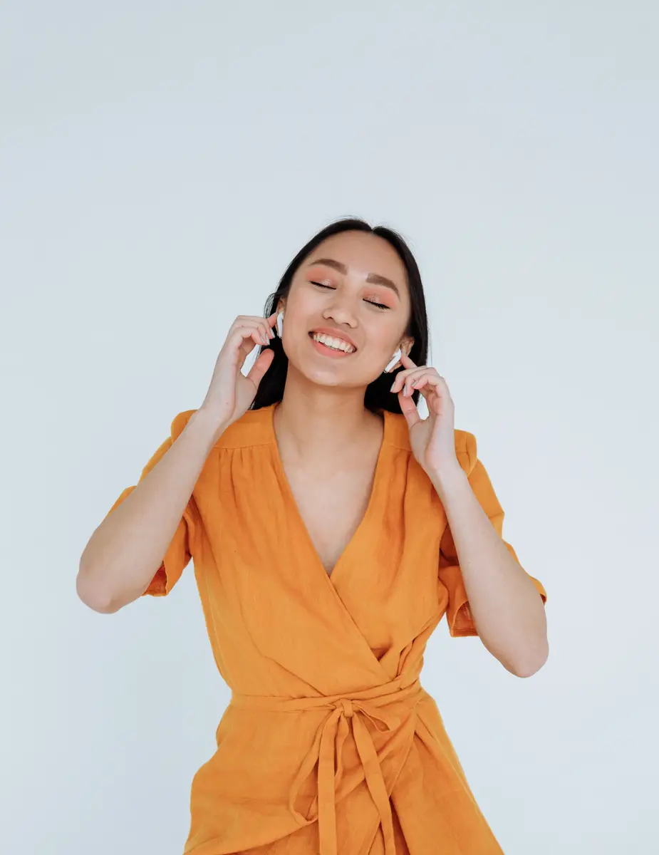 Woman listening to music on wireless earbuds.