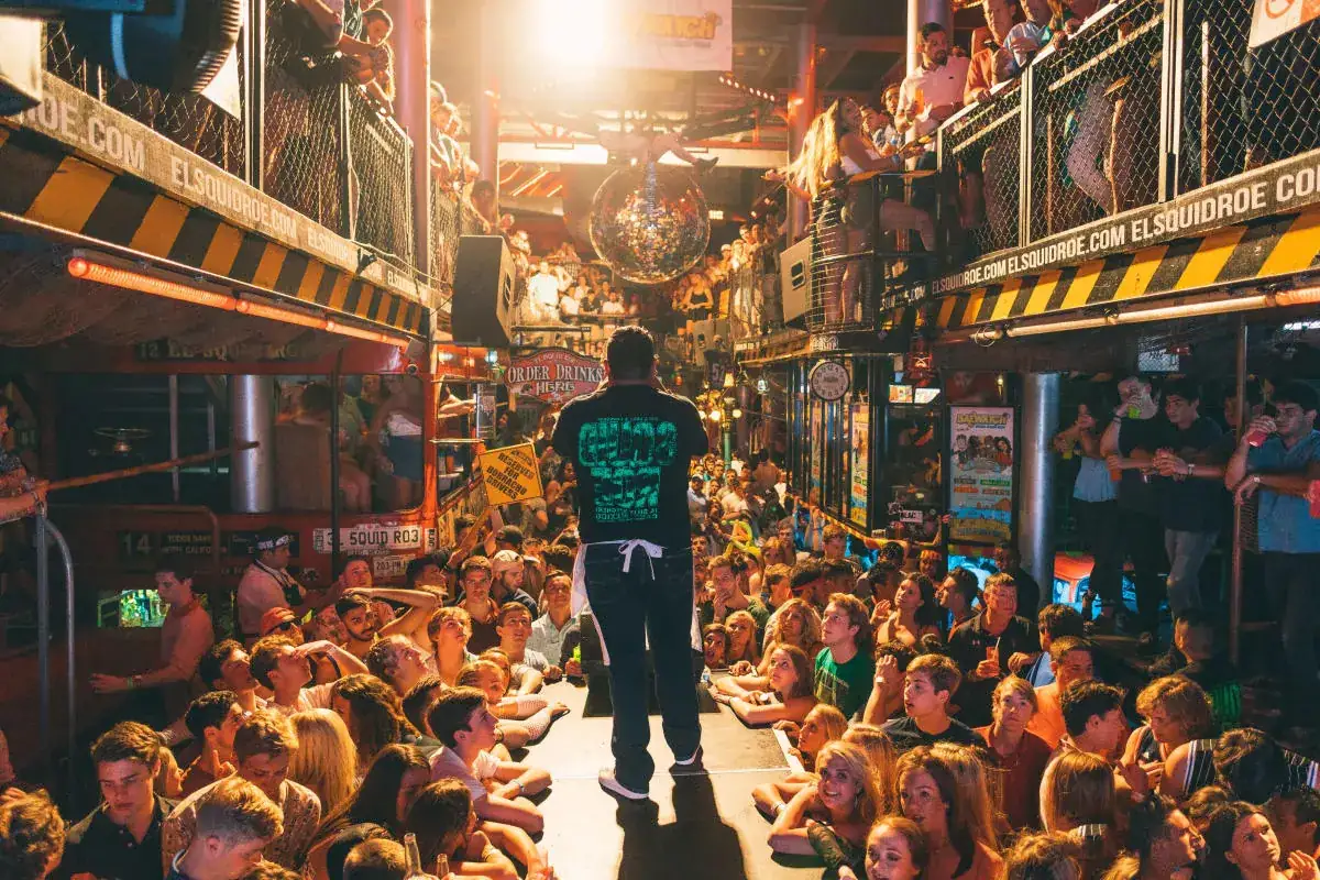 El Squid Roe in full swing: three floors of non-stop party, live beats, and a crowd moving to the rhythm of the Cabo San Lucas nightlife.