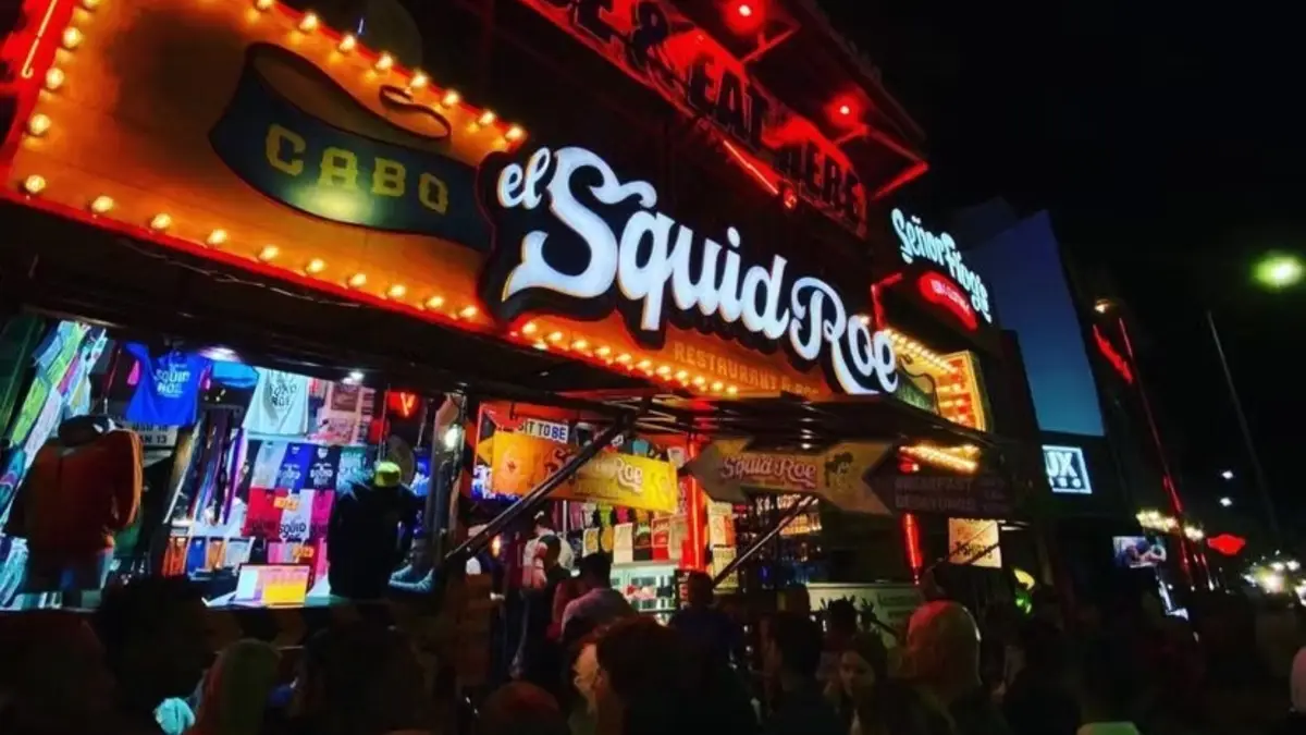 Cabo San Lucas nightlife at its best: El Squid Roe’s iconic entrance lit up and the party just getting started.