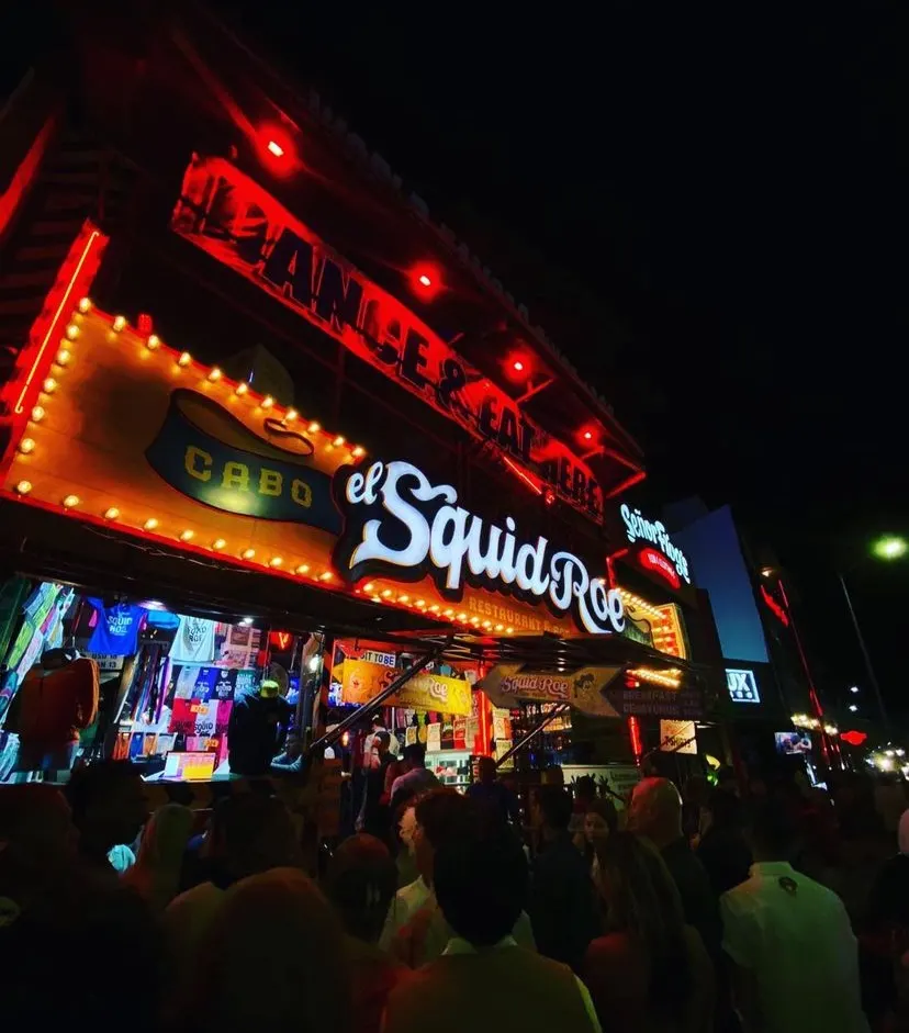 El Squid Roe at night seen from a crowd of people.