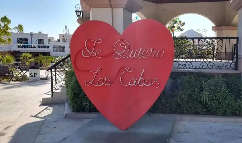 Heart happed sign that reads "Te quiero Los Cabos" at the Art Walk os Cabo, Mexico.