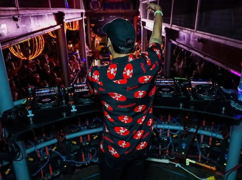 DJ overlooking the crowd at El Squid Roe.